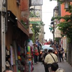 Bilde av bil i trange smug i Sirmione